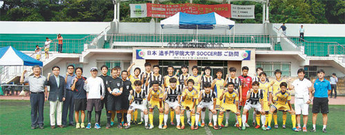 광주대와 일본 오테몬가쿠인대는 17일 광주대 운동장에서 축구 친선경기를 갖고 우의를 다졌다. 광주대 제공