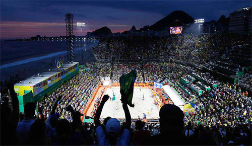 브라질 리우데자네이루 코파카바나 해변에 자리한 비치발리볼 경기장. 발 디딜 틈 없이 꽉 찬 관중석은 브라질에서 비치발리볼의 인기를 실감케 한다. 사진 출처 국제올림픽위원회(IOC) 페이스북