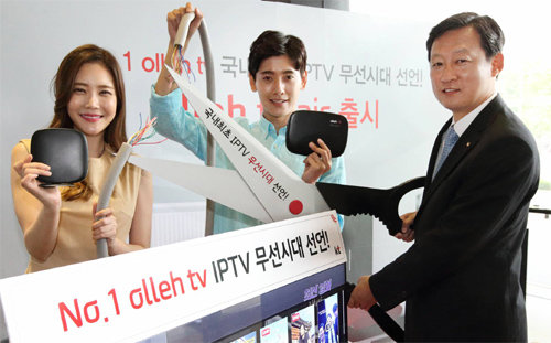KT는 18일 서울 종로구 세종대로 KT스퀘어에서 기자간담회를 열고 ‘무선 인터넷TV(IPTV)’를 이날 국내 최초로 선보인다고 밝혔다. KT 제공