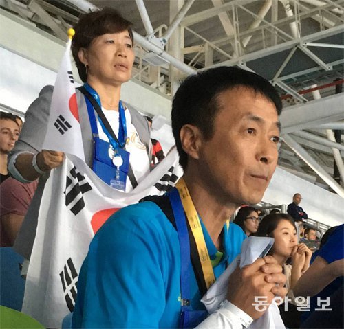 리우데자네이루 올림픽 태권도 여자 49kg급 금메달리스트인 김소희의 아버지(오른쪽)와 어머니. 리우데자네이루=황규인 기자 kini@donga.com