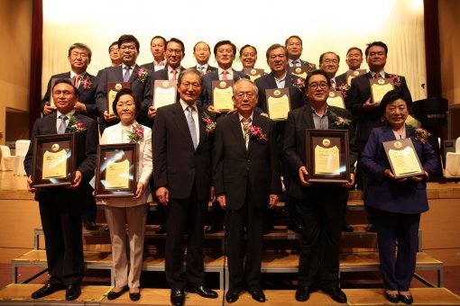 19일 경기 고양시 킨텍스에서 열린 한국지방자치경영대상과 대한민국의정대상 시상식에서 영광의 수상자들이 한 자리에 모였다.