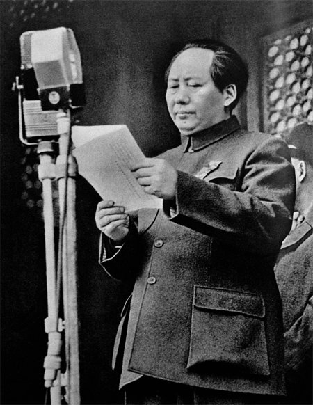 1949년 10월 1일 중국 베이징 톈안먼 성루에서 중화인민공화국 선포를 알리는 마오쩌둥 주석. 저자는 ‘인민해방’이라고 알려진 이 시기 전후로 약 10년 동안 중국에서 해방의 환희보다 비극의 순간이 많았다고 지적한다. 글항아리 제공