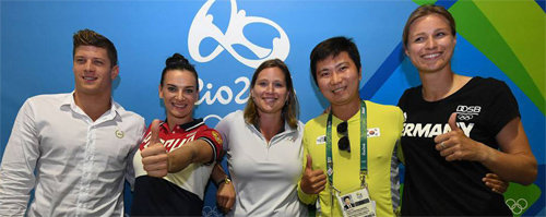 이신바예바와 함께… 새로 선출된 국제올림픽위원회(IOC) 선수위원들이 앤절라 루지에로 IOC 
선수위원장과 함께 포즈를 취하고 있다. 왼쪽부터 헝가리 주르터 다니엘(수영), 러시아 옐레나 이신바예바(장대높이뛰기), 미국 
루지에로(아이스하키), 한국 유승민(탁구), 독일 브리타 하이데만(펜싱). 사진 출처 IOC 공식 홈페이지