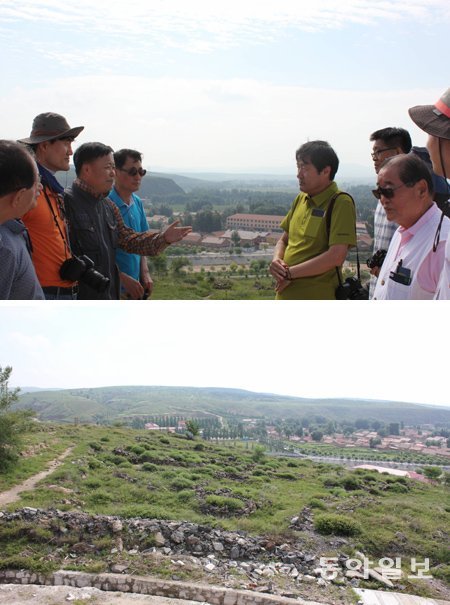 정인성 영남대 교수(왼쪽에서 세 번째 손을 뻗은 사람)와 이덕일 한가람역사문화연구소장(왼쪽에서 다섯 번째 손을 모은 사람)이 20일 중국 네이멍구 자치구 츠펑 시 삼좌점 석성 유적에서 논쟁을 벌이고 있다(위쪽 사진). 이 유적은 초기 청동기 취락으로 성벽과 원형 집터들로 구성돼 있다. 츠펑=김상운 기자 sukim@donga.com