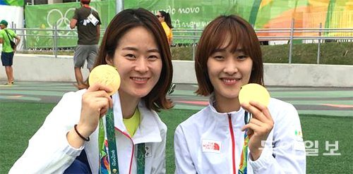 리우데자네이루 올림픽 태권도 여자 67kg급과 49kg급에서 우승한 오혜리(왼쪽)와 김소희가 금메달을 들어 보이며 활짝 웃고 있다. 리우데자네이루=황규인 기자 kini@donga.com
