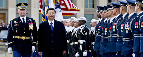 시진핑 중국 국가주석(오른쪽)이 2012년 2월 14일 미 국방부에서 미 육해공군 및 해병대를 사열하고 있다. 중국 최고지도자가 펜타곤을 방문한 것은 시 주석이 처음이다. 사진 출처 미 국방부 홈페이지