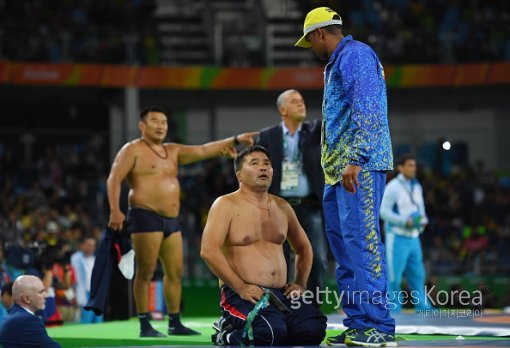 옷을 탈의한 채 항의 중인 몽골 코치진. ⓒGettyimages이매진스