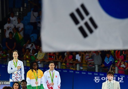 오혜리가 19일 오후(현지시간) 브라질 리우데자네이루 바하 올림픽파크 카리오카 경기장3 에서 열린 2016 리우올림픽 태권도 여자 -67kg급 시상식에서 국민의례를 하고 있다. 리우데자네이루=올림픽사진공동취재단