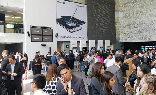 갤노트7, 멕시코서도 히트다 히트 19일(현지 시간) 멕시코 수도 멕시코시티에 위치한 테아트로 로베르토 칸토랄 센터에서 삼성전자 ‘갤럭시 노트7’ 공개 행사가 열렸다. 현지 언론 및 업계 관계자 250여 명이 참석했다. 삼성전자 제공
