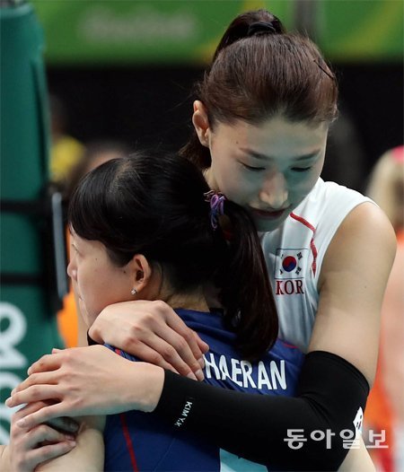 김연경(오른쪽)이 16일 리우데자네이루 올림픽 여자 배구 8강전에서 네덜란드에 패한 뒤 김해란을 안고 아쉬워하고 있다. 리우데자네이루=올림픽사진공동취재단