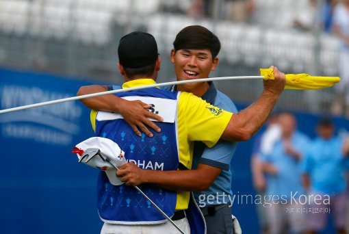 김시우가 22일(한국시간) 미국 노스캐롤라이나 주 그린스보로의 서지필드 골프장에서 열린 PGA 투어 윈덤챔피언십에서 첫 우승을 차지한 뒤 캐디와 포옹하며 기쁨을 함께 나누고 있다. 사진=ⓒGettyimages이매진스