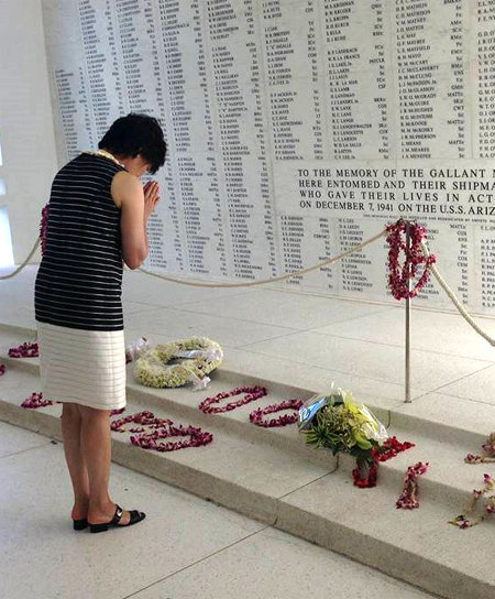 아베 신조 일본 총리의 부인 아키에 여사가 22일 오전(현지 시간) 미국 하와이 진주만의 ‘USS 애리조나 기념관’을 찾아 고개를 숙이고 있다. 사진 출처 아키에 여사 페이스북