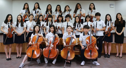 22일 서울 한영외국어고 관현악 동아리 학생들과 김수련 지도교사(오른쪽)가 몽골 학생들을 위한 자선음악회를 열기 위해 한자리에 모였다. 지구촌나눔운동 제공