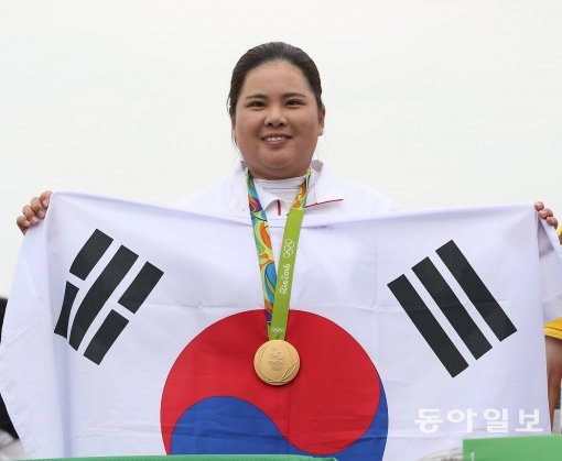 박인비가 20일 오후(현지시간) 브라질 리우데자네이루 올림픽 골프경기장에서 열린 여자 골프 4라운드 경기에서 금메달을 차지했다. 금메달을 목에 건 박인비가 태극기를 들어보이고 있다. 리우데자네이루=올림픽사진공동취재단