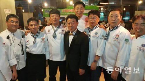 한국조리사회중앙회 대전시지회 소속 셰프들이 22일 대전에서 ‘복지사각지대 시민을 위한 자선기금 마련 요리쇼’에 앞서 파이팅을 외치고 있다. 이기진 기자 doyoce@donga.com