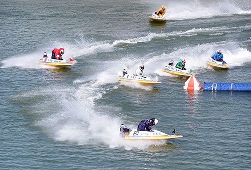 경정 선수들이 경기를 앞두고 어떤 마음가짐과 자세로 지정연습을 하는지 잘 살펴보면 베팅의 해법을 찾을 수 있다. 경정 선수들이 시원하게 물살을 가르며 코스를 돌고 있다. 사진제공｜국민체육진흥공단