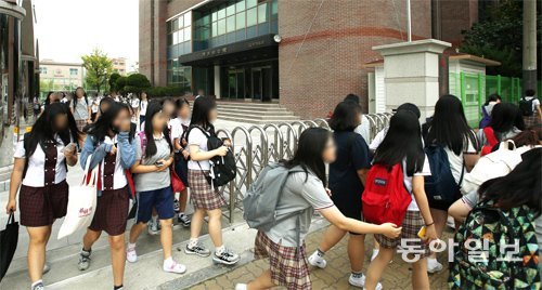 23일 서울 은평구의 한 중고등학교에서 집단 식중독 의심 증세가 확인돼 학생들이 예정보다 일찍 하교하고 있다. 양회성 기자 yohan@donga.com
