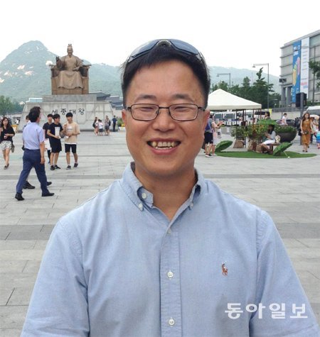 ‘한국의 인디애나존스’로 불리며 한국인의 기원을 추적 중인 배성곤 미국 하와이대 인류학과 교수가 서울 광화문광장에서 활짝 웃고 있다. 강성휘 기자 yolo@donga.com