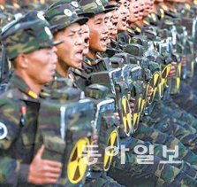 지난해 북한 열병식 당시 등장한 핵배낭. 동아일보DB