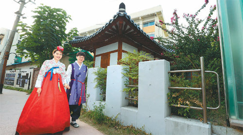 24일 대구 중구 근대문화체험관 계산예가에서 한복을 빌려 입은 관광객들이 이상화 고택 골목을 걷고 있다. 한복 체험은 27일까지 운영한다. 대구 중구 제공