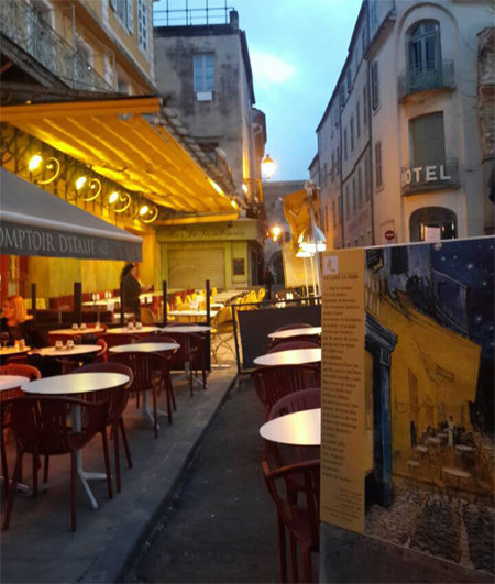 프랑스의 소도시 아를에 있는 카페. 이곳은 빈센트 반 고흐의 1888년 작품 ‘아를 포룸 광장의 카페테라스’의 배경이 된 곳으로 유명하다. 롯데관광 제공