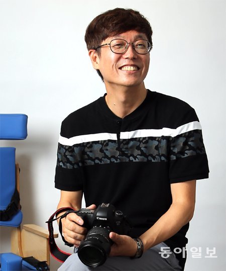연봉을 수억 원씩 받던 글로벌 기업 임원은 작은 사진관 주인이 된 뒤 더욱 행복해졌다. 자신의 스튜디오에서 행복한 표정을 짓고 있는 나종민 바라봄 사진관 대표. 변영욱 기자 cut@donga.com
