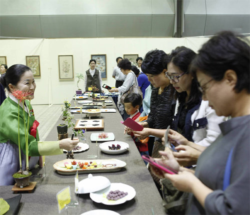 지난해 열린 명원세계차박람회에서 참가자들이 전문가로부터 전통 다도에 어울리는 간단한 음식에 대해 설명을 듣고 있다. 명원문화재단 제공