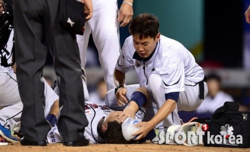 24일 서울 잠실야구장에서 `2016 타이어뱅크 KBO 리그` LG트윈스와 두산베어스 경기가 열렸다. 3회초 1사 두산 포수 양의지가 LG 박용택의 배트에 머리를 맞고 그라운드에 쓰러져 있다.(사진=스포츠코리아)