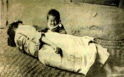 한반도 전역에 콜레라가 유행했던 1920년경, 콜레라로 숨진 엄마 곁에서 아이가 울고 있다. 조선 총독부 방역지에 실린 사진. (동아일보DB)