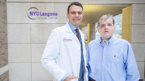 안면 이식 수술을 집도한 에두아르도 로드리게즈 박사(좌)와 패트릭 해디슨(우).사진=뉴욕대 의료센터(NYU Langone Medical Center) 제공