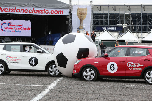 쌍용자동차 영국대리점은 이달초 열린 세계적인 모터스포츠 페스티벌 실버스톤 클래식에서 티볼리 6대를 이용한 자동차 축구경기 이벤트를 개최해 큰 호응을 얻었다. 티볼리 6대가 영국(레드)과 독일(화이트)팀으로 분해 대형축구공으로 자동차 축구경기를 펼치고 있다. 사진제공｜쌍용자동차