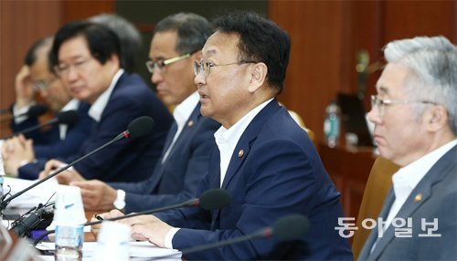 政爭에 볼모 잡힌 경제법안… 이견 없는 ‘규제프리존’도 불발