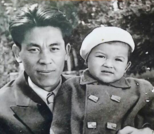 어린 시절의 카멘 남 교수와 아버지(남승범 씨)의 모습. 이 사진을 찍고 얼마 뒤 북한으로 돌아간 아버지는 끝내 불가리아로 돌아오지 못했다. 남선옥 씨 제공