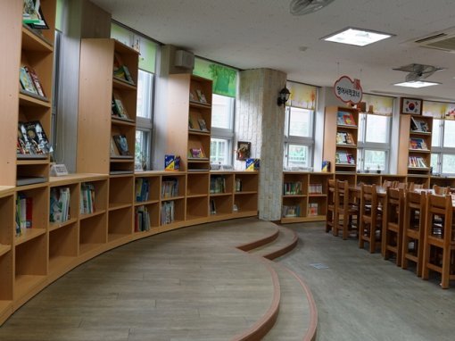 양촌중학교 영어도서관 내부 (출처=IT동아)
