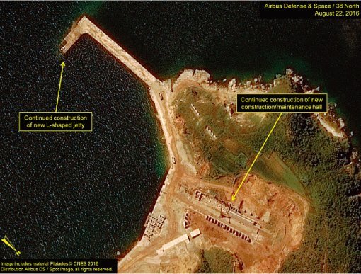 북한이 잠수함발사탄도미사일(SLBM) 실험과 잠수함 건조를 진행해온 신포항 인근에 새로 건설 중인 3000t급 잠수함 발진기지. 8월 22일 촬영된 위성사진으로 미국의 북한 전문 웹사이트 ‘38노스’가 공개한 것이다. [에어버스DS/38노스]