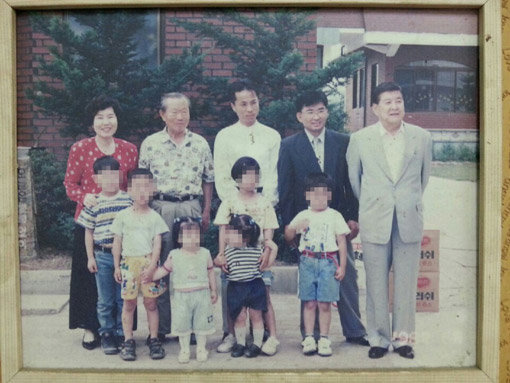 고 구봉서는 1979년부터 세상을 떠나기 직전까지 37년 동안 경북 문경시 신망애육원을 후원하며 온정을 베풀었다. 사진은 그가 1997년 방문해 관계자들과 함께 기념촬영한 모습. 사진제공｜신망애육원