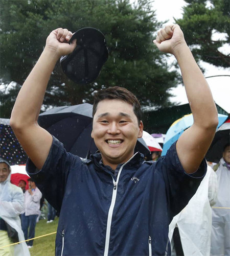 28일 경남 양산시에서 열린 한국프로골프(KPGA)선수권대회에서 생애 첫 우승을 차지한 김준성이 양팔을 들고 기뻐하고 있다. 한국프로골프협회 제공