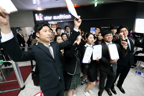 지난 해 10월 한국잡월드(성남시 분당구 소재)에서 열린 ‘청년20만 창조일자리 박람회’에서 ‘KT스타오디션’에 참여한 지원자들. 사진제공=KT
