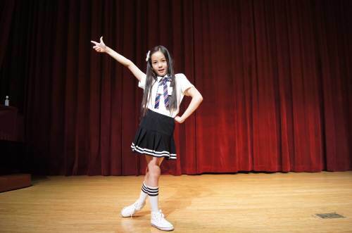 ‘제2회 동아 어린이 표지모델 선발대회’에서 대상을 받은 윤혜림 양(경기 매탄초 3)이 무대 위에서 포즈를 취하고 있다.