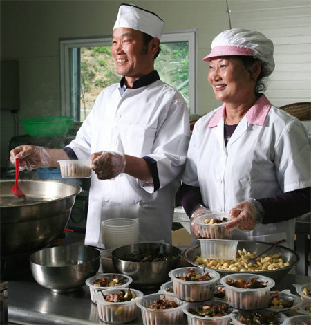 박귀녀 대표(오른쪽)의 나린뜰은 네이버 푸드윈도에 계란장조림을 선보인 이후 제품 주문이 10배 가까이 늘었다. 농림축산식품부 제공