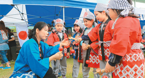 올 5월 대구 달서구 웃는얼굴아트센터에서 열린 이웃나라 문화체험 행사에서 어린이들이 일본 전통의상과 기구놀이 체험을 하고 있다. 대구 달서구 제공