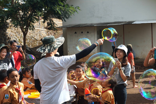 인도네시아 오지 마을서 봉사 동서대 국제기술봉사단이 지난달 인도네시아의 한 오지 마을을 찾아 비눗방울을 만들어 보이자 현지 어린이들이 활짝 웃고 있다. 동서대 제공