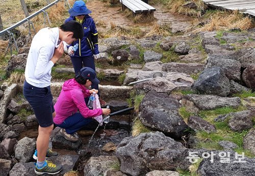 한라산 영실탐방로에 있는 노루샘. 졸졸 흘러나오며 등산객의 마른 목을 축여줬으나 최근 가뭄으로 물이 말랐다. 물이 나오더라도 오염에 노출돼 자주 식수 불가 판정을 받았다. 임재영 기자 jy788@donga.com