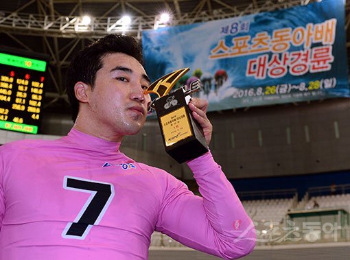 “하늘에 계시는 아버지 보고 계시죠?” 제8회 스포츠동아배 대상경륜에서 우승한 신은섭이 트로피를 들고 기념촬영을 하고 있다. 광명｜김민성 기자 marineboy@donga.com