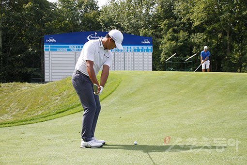 김시우가 30일(한국시간) 미국 매사추세츠 주 보스턴 인근의 TPC보스턴에서 연습라운드를 하며 가장 먼저 PGA 투어 플레이오프 2차전을 준비했다. 김시우는 그린 주변이 까다로운 18번홀에서 다양한 어프로치 샷을 연습하며 실전을 대비했다. 노턴(미 매사추세츠 주) ｜ 주영로 기자 na1872@donga.com