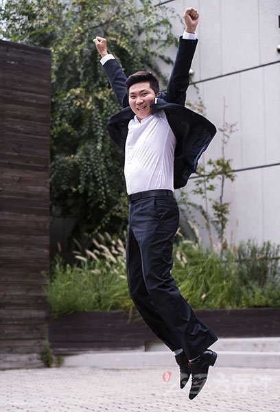 2016리우데자네이루올림픽 기간 중 신임 IOC 선수위원으로 선출된 유승민 위원이 한국과 전 세계 스포츠의 발전을 위해 어떤 역할을 수행할 수 있을까. 스포츠동아와 인터뷰하며 힘차게 날아오르는 포즈를 취한 것처럼 유 위원도, 한국 스포츠도 더 높이 도약할 수 있기를 기대해본다. 김진환 기자 kwangshin00@donga.com