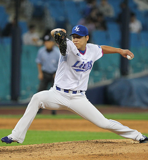 천신만고 끝에 대구삼성라이온즈파크에서 거둔 첫 승이었다. 삼성 차우찬이 30일 넥센전에서 6이닝 1실점 호투로 새 홈구장 첫 승이자 시즌 9승째를 챙겼다. 이날 승리로 두산 더스틴 니퍼트에 이어 시즌 2번째로 전구단 상대 승리투수가 됐다. 사진제공｜스포츠코리아