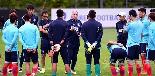 축구국가대표팀 울리 슈틸리케 감독(뒷줄 왼쪽 4번째)이 중국과의 2018러시아월드컵 아시아 최종예선 1차전을 이틀 앞둔 30일 경기도 파주 국가대표트레이닝센터(NFC)에서 본격적인 훈련을 진행하기 전 당부사항을 전달하고 있다. 파주 ｜ 김종원 기자 won@donga.com