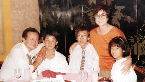 신상옥 최은희 부부가 북한에서 탈출한 뒤 1988년 미국에서 찍은 가족사진.
가운데 안경 쓴 학생이 신정균 씨. 신정균 씨 제공