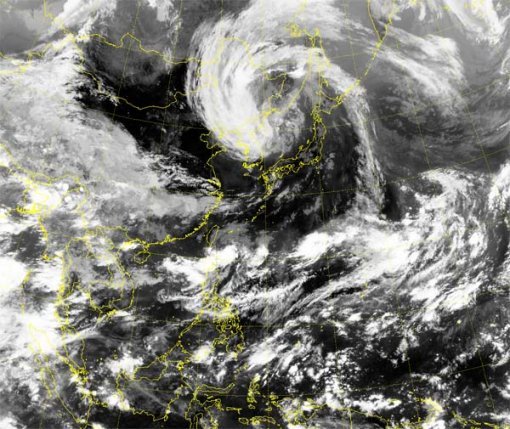 전국에 강풍특보가 내려진 가운데 기온도 크게 하락했다. 천리안 기상위성이 본 한반도 주변 기상 상황.